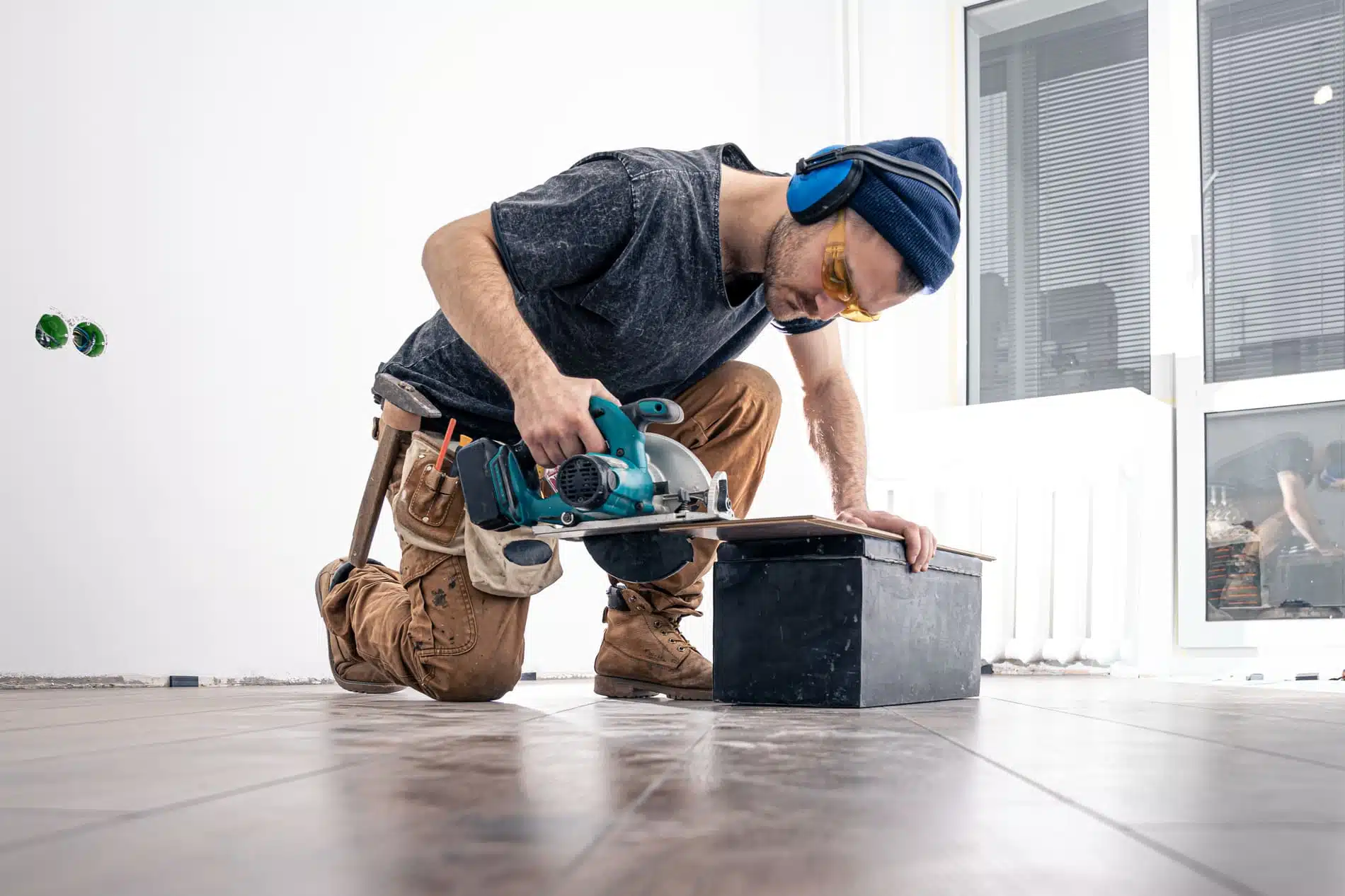 circular saw carpenter using circular saw wood